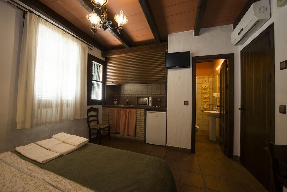 Hostal Torre De Guzman โกนิล เด ลาฟรอนเตรา ภายนอก รูปภาพ