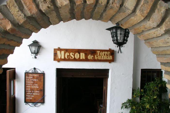 Hostal Torre De Guzman โกนิล เด ลาฟรอนเตรา ภายนอก รูปภาพ