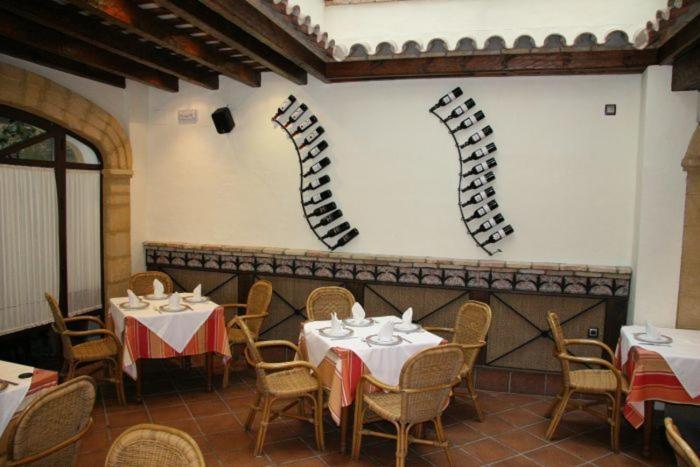 Hostal Torre De Guzman โกนิล เด ลาฟรอนเตรา ภายนอก รูปภาพ